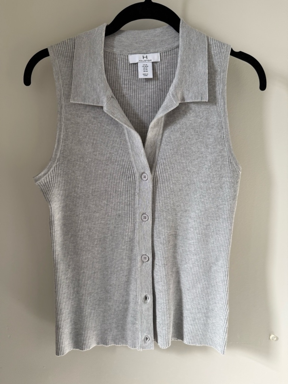 Halston Sleeveless Rib-Knit Button Front Top in Light Gray